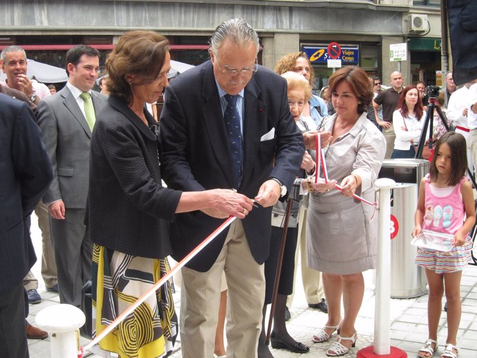 El Alacalde De Bilbao, Iñaki Azkuna, Procede A Inaugurar Oficialmente La Calle.