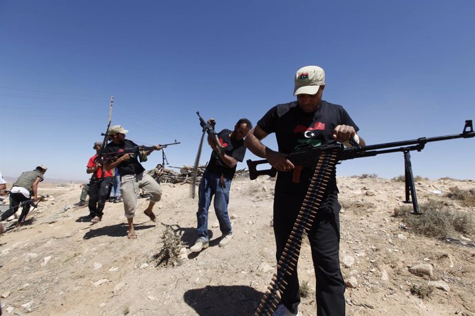 Rebeldes Luchan En Libia