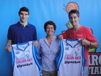 Baloncesto.- Mikel Motos y Julen Olaizola (Lagun Aro GBC) se muestran "ilusionados" durante su presentación oficial