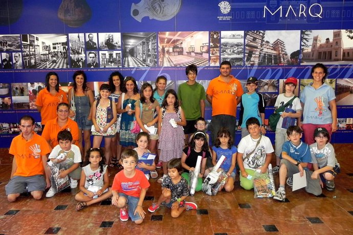 Un Grupo De Niños En Su Visita Al MARQ