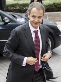 Zapatero trasladó a Barroso la necesidad de agilizar las medidas del eurogrupo