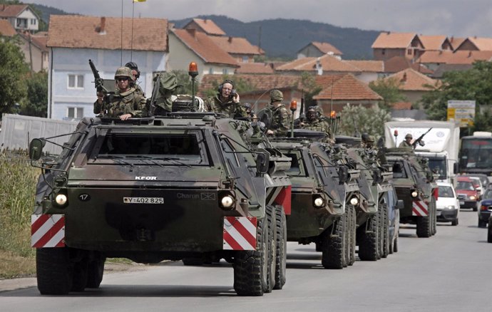 Blindados Alemanes Patrullan Por Kosovo