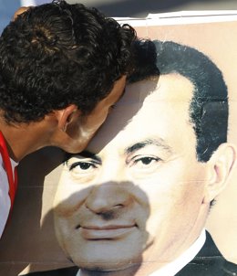 Fiel Da Un Beso A La Foto De Hosni Mubarak
