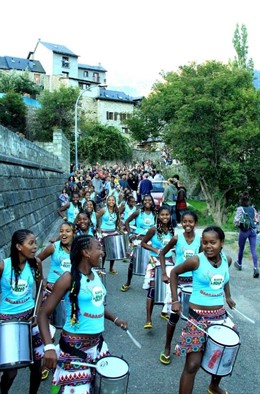Batucada De Las Jóvenes Procedentes De Madagascar 