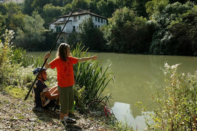 Imagen De Una Niña Pescando En Pamplona.