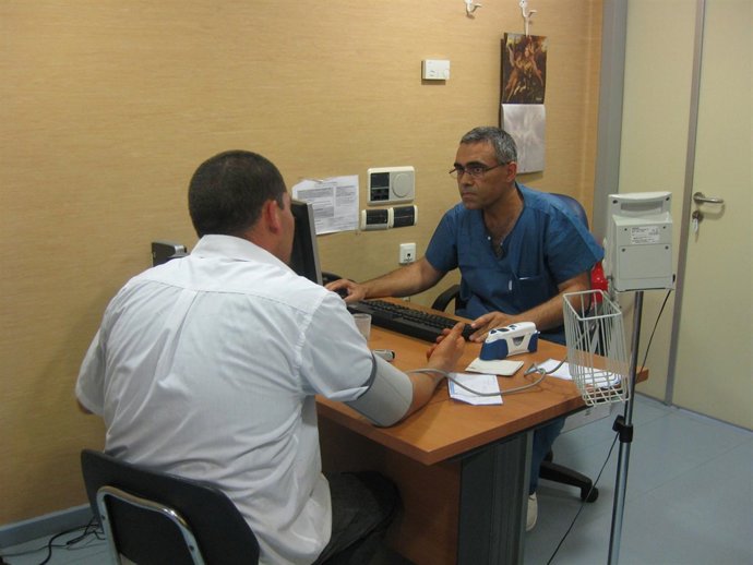 Un Enfermero En El Área De Triaje De La Sección De Urgencias Del Hospital Civil