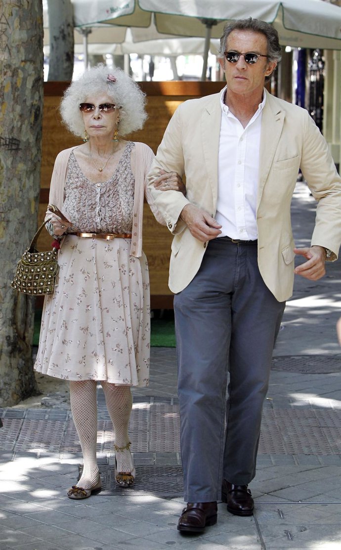 La Duquesa De Alba Y Alfonso Díez Salen A Comer Juntos 