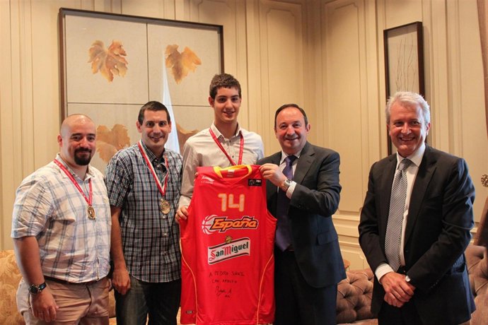 Pedro Sanz Recibe A Los Campeones De Europa De Baloncesto Sub 20