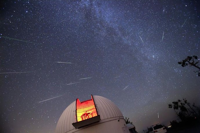 Montaje Apartor De 12 Imágenes De La Lluvia De Las Perseidas