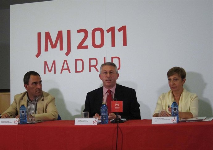 Responsables De Cáritas Madrid Y Cáritas Española Con Yago De La Cierva