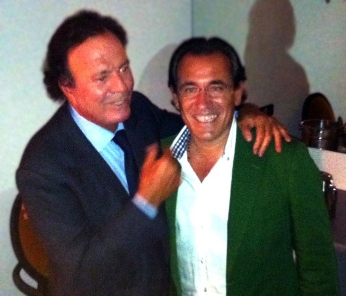 Julio Iglesias Y Arturo Torró