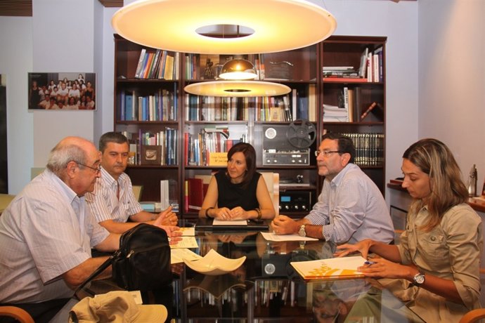 La Alcaldesa De Torrente Y Representantes De Editorial Tabarca Y Caixa Torrent