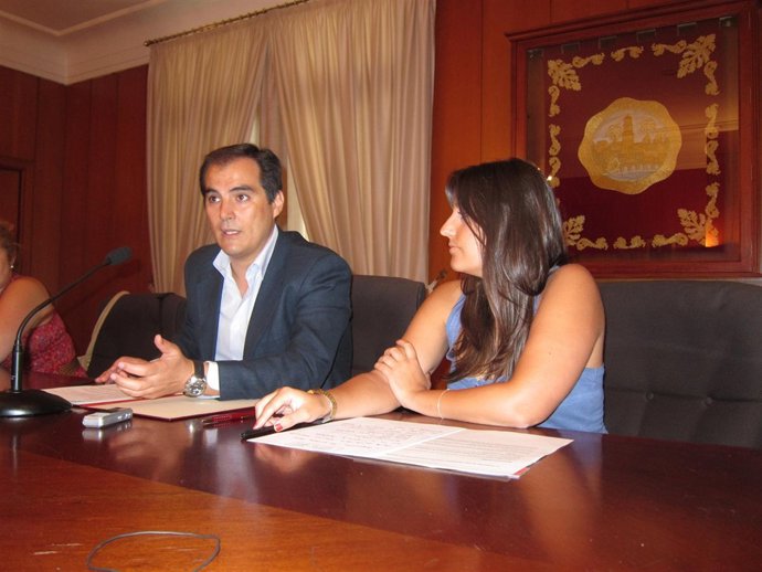 El Alcalde De Córdoba, José Antonio Nieto, Con La Concejal Beatriz Jurado