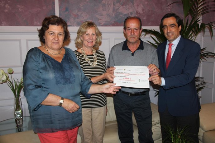 Entrega De La Recaudación A Los Representantes De La AECC