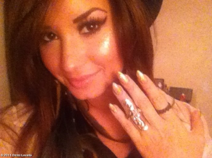 Demi Lovato Enseñando Sus Uñas