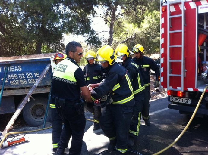 Bomberos Y Policías Rescatan A Un Hombre En Un Accidente
