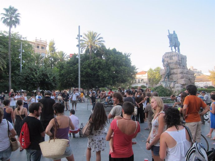 Un Centenar De 'Indignados' Se Concentran En La Plaza España