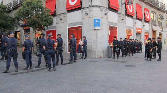 La Policía Impide El Acceso A Sol De Los Indignados