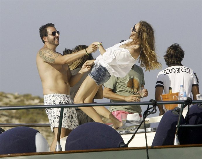 Borja Thyssen Y Blanca Cuesta, De Fiesta En Alta Mar 