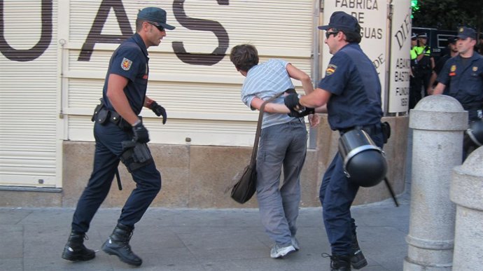 La Policía Desaloja Sol De Manifestantes Del 15M
