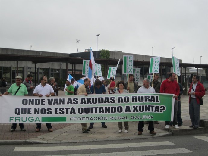 Miembros De Fruga En Una Concentración Frente A Medio Rural
