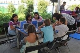 Niños Alrededor De Una Mesa