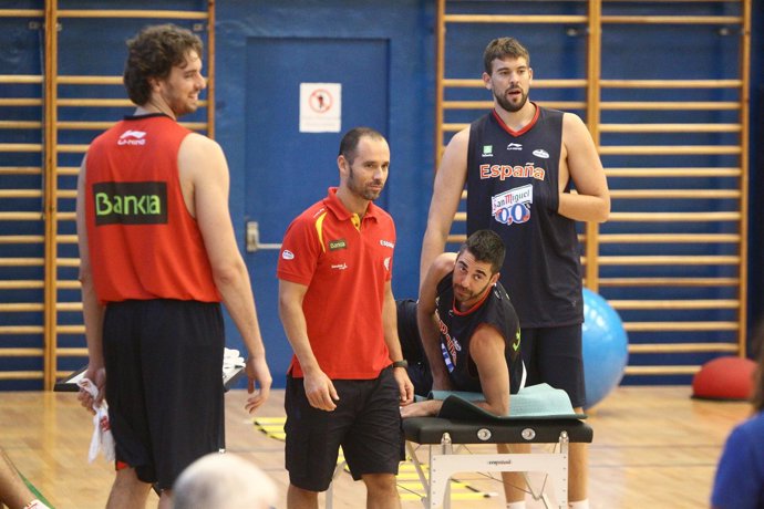 Pau Y Marc Gasol Junto A Navarro