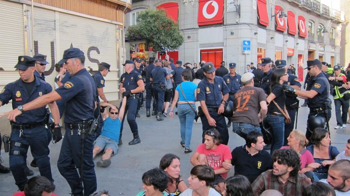 La Policía Desaloja Sol De Manifestantes Del 15M