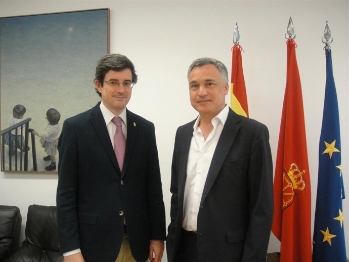 El Consejero Navarro De Educación Junto Al Defensor Del Pueblo En La Comunidad.