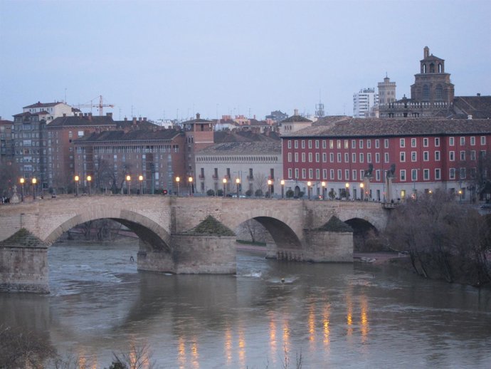 El Río Ebro, A Su Paso Por Zaragoza