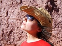 Mujer Con Sombrero Y Gafas De Sol