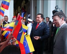 Los Presidentes De Venezuela, Hugo Chávez; Y De Colombia, Juan Manuel Santos.
