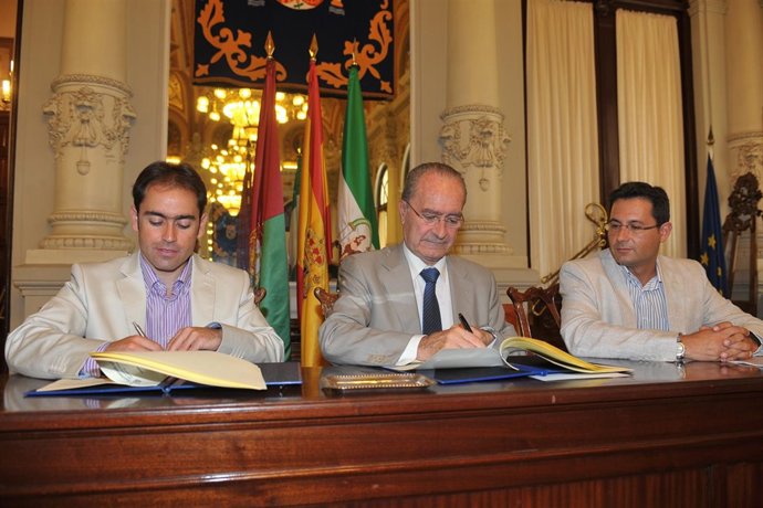 El Alcalde De Málaga Firma Un Convenio Con Cáritas Diocesana