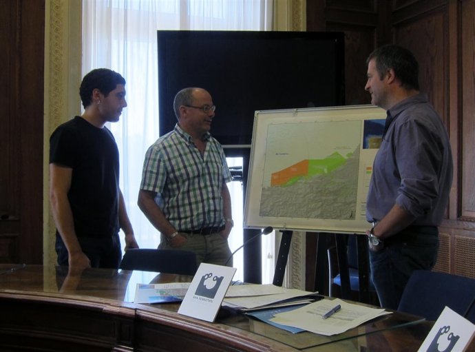 Asier Jaka, Juan Karlos Izagirre Y Miembro De Oceana