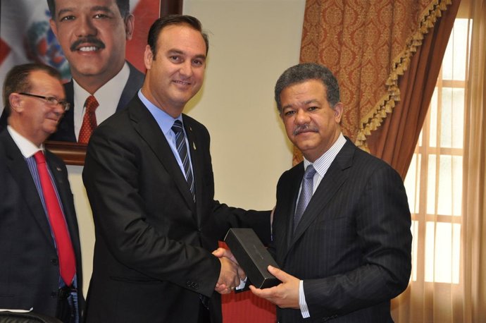 Representantes De Isofotón Y El Gobierno Dominicano, Tras La Firma