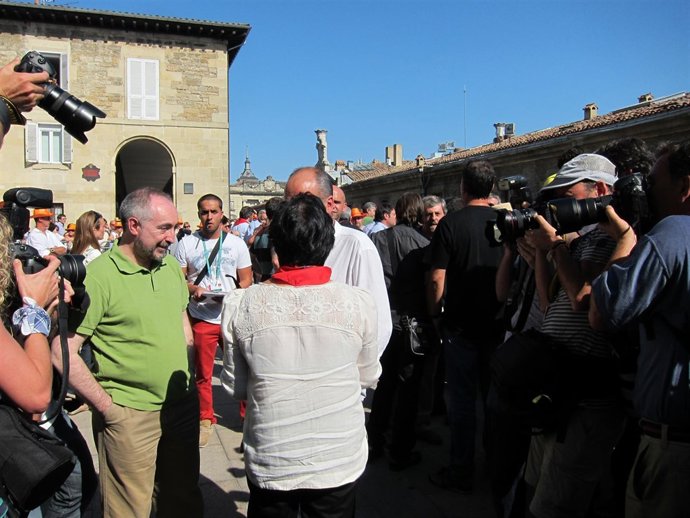 Isabel Celaá Saluda A Martín Garitano Y Rafa Larreina
