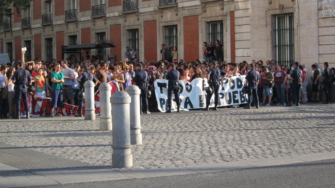 La Policía Impide El Acceso A Sol De Los Indignados