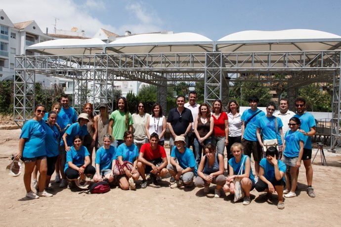 Los Voluntarios Que Trabajan En El Campo De Trabajo