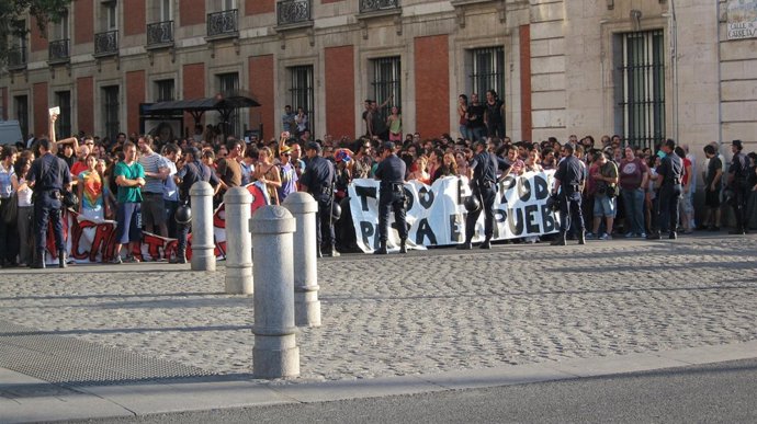 La Policía Impide El Acceso A Sol De Los Indignados
