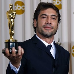 Javier Bardem muestra orgulloso su primer Oscar por "No es país para viejos"