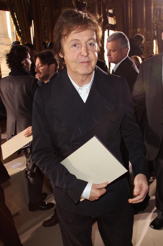 Paul Mccartney Posando 
