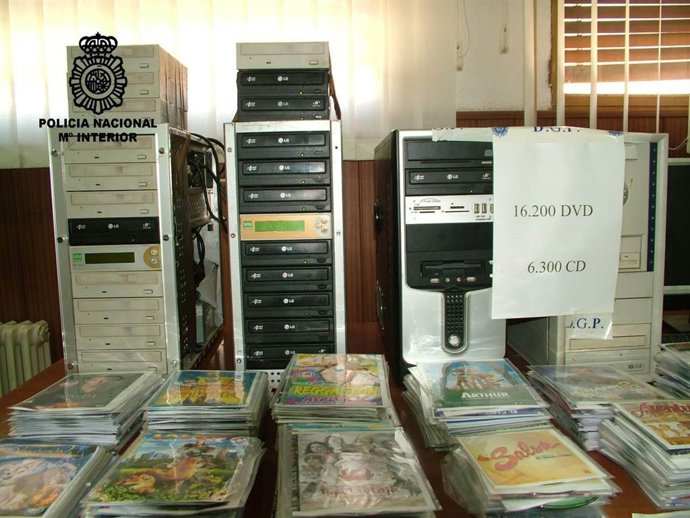 Material De Tres Bandas Que Abastecían Al 'Top Manta' En Barcelona