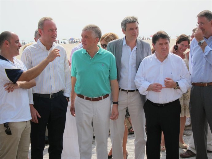 Fabra Y Olivas Durante Su Visita A  La Playa Accesible De La Malvarrosa 