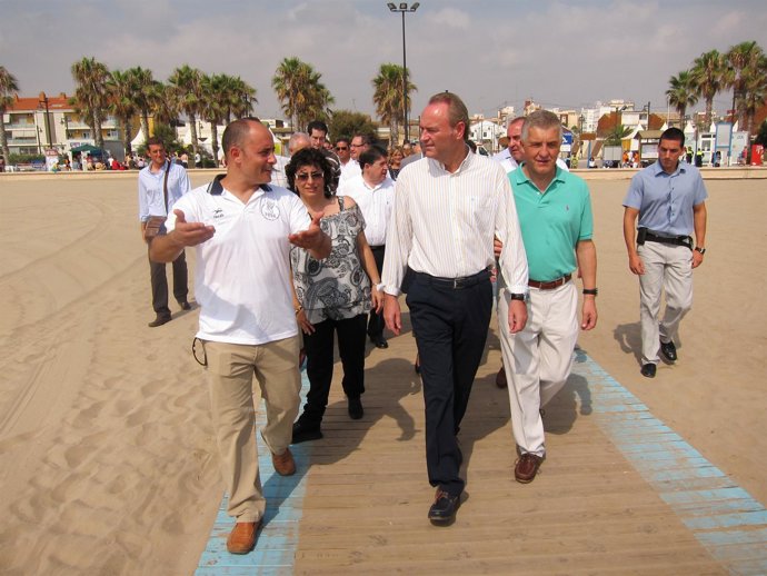 Fabra Durante Su Visita A La Playa Accesible De La Malvarrosa