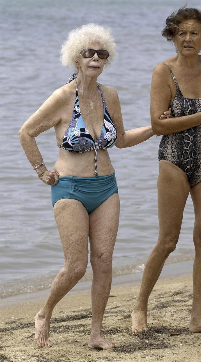 La Duquesa De Alba En Las Playas De Ibiza