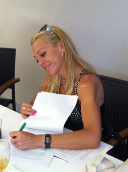 Belén Esteban Firmando Su Contrato De Permanencia Por Dos Años 