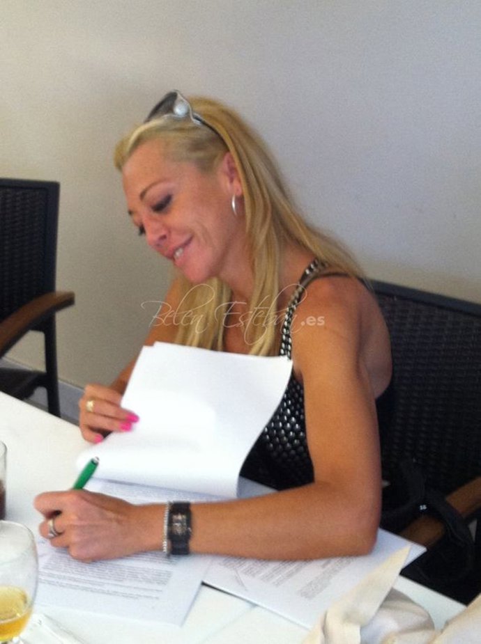 Belén Esteban Firmando Su Contrato De Permanencia Por Dos Años 