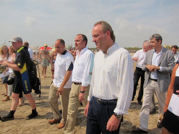 Fabra Y Cabré Durante Su Visita A La Playa Accesible De La Malvarrosa