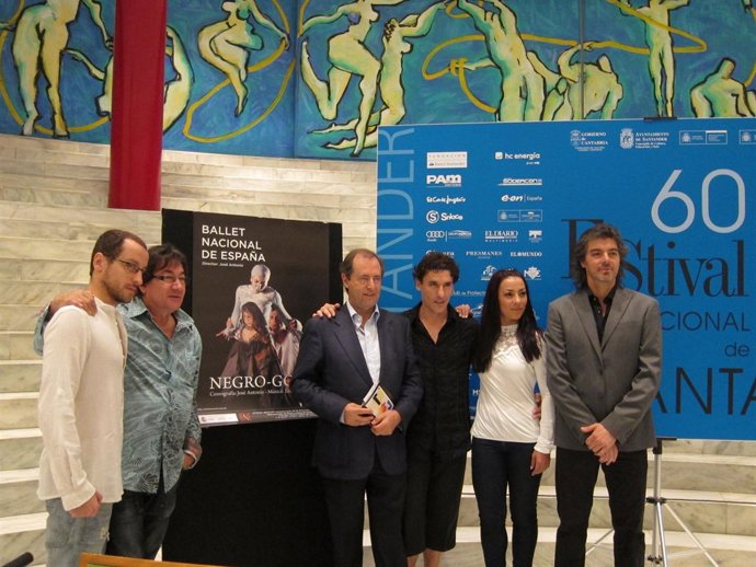 Los Bailarines De 'Negro-Goya' Con El Director Del FIS