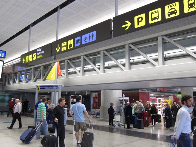 Turistas En El Aeropuerto De Málaga